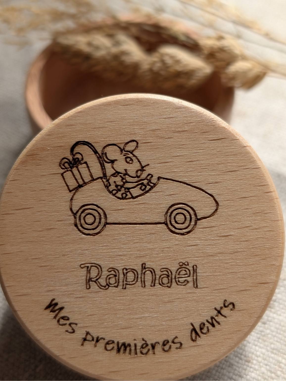 boite à dents de lait ronde en bois. Modèle avec illustration gravée petite souri. Personnalisable avec le prénom de l'enfant