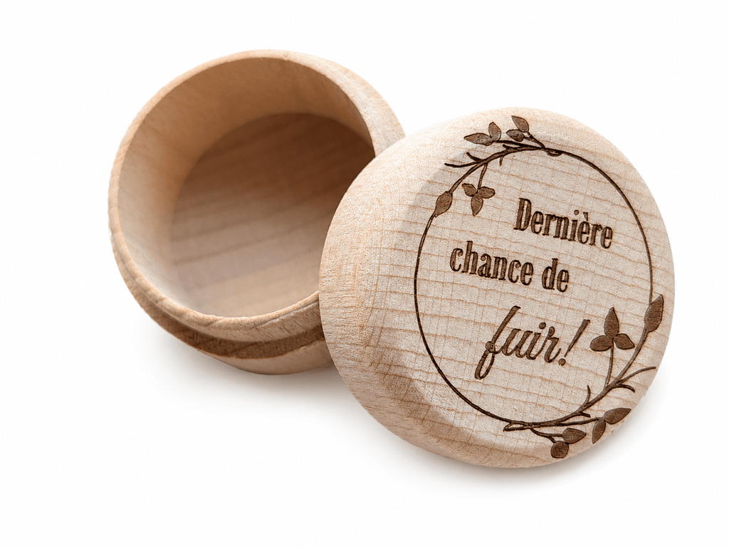 boite en bois ronde pour bague fiançailles gravure personnalisée présentée ouverte sur fond blanc