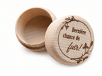 boite en bois ronde pour bague fiançailles gravure personnalisée présentée ouverte sur fond blanc
