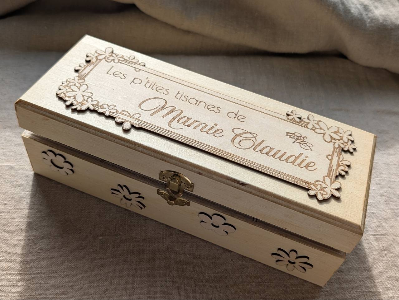 Boîte à tisanes bois personnalisée gravure florale les p'tites tisanes de mamie artisanat français