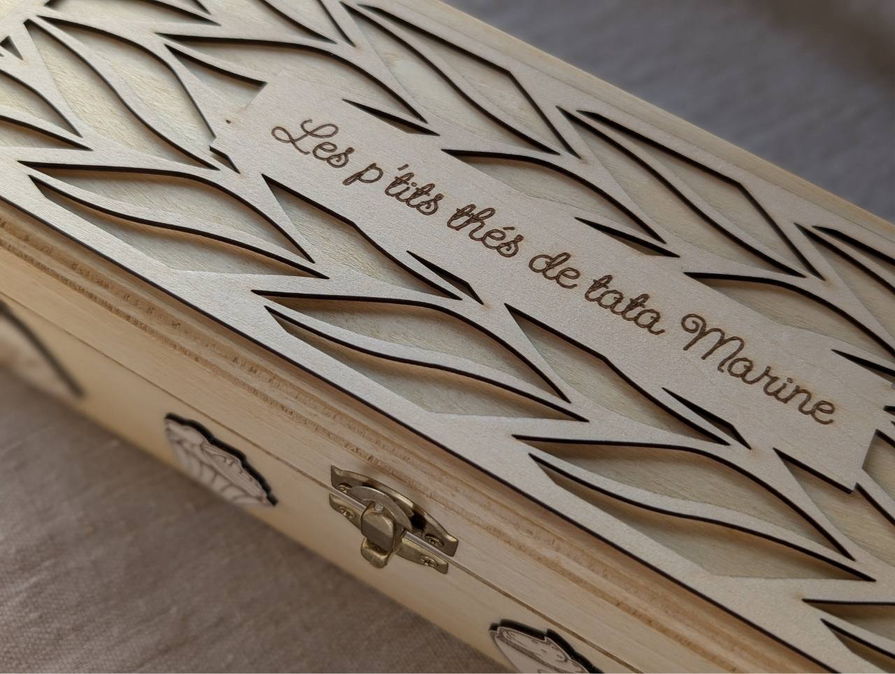 Boîte thé personnalisée gravure les p'tits thés de tata marine bois artisanal