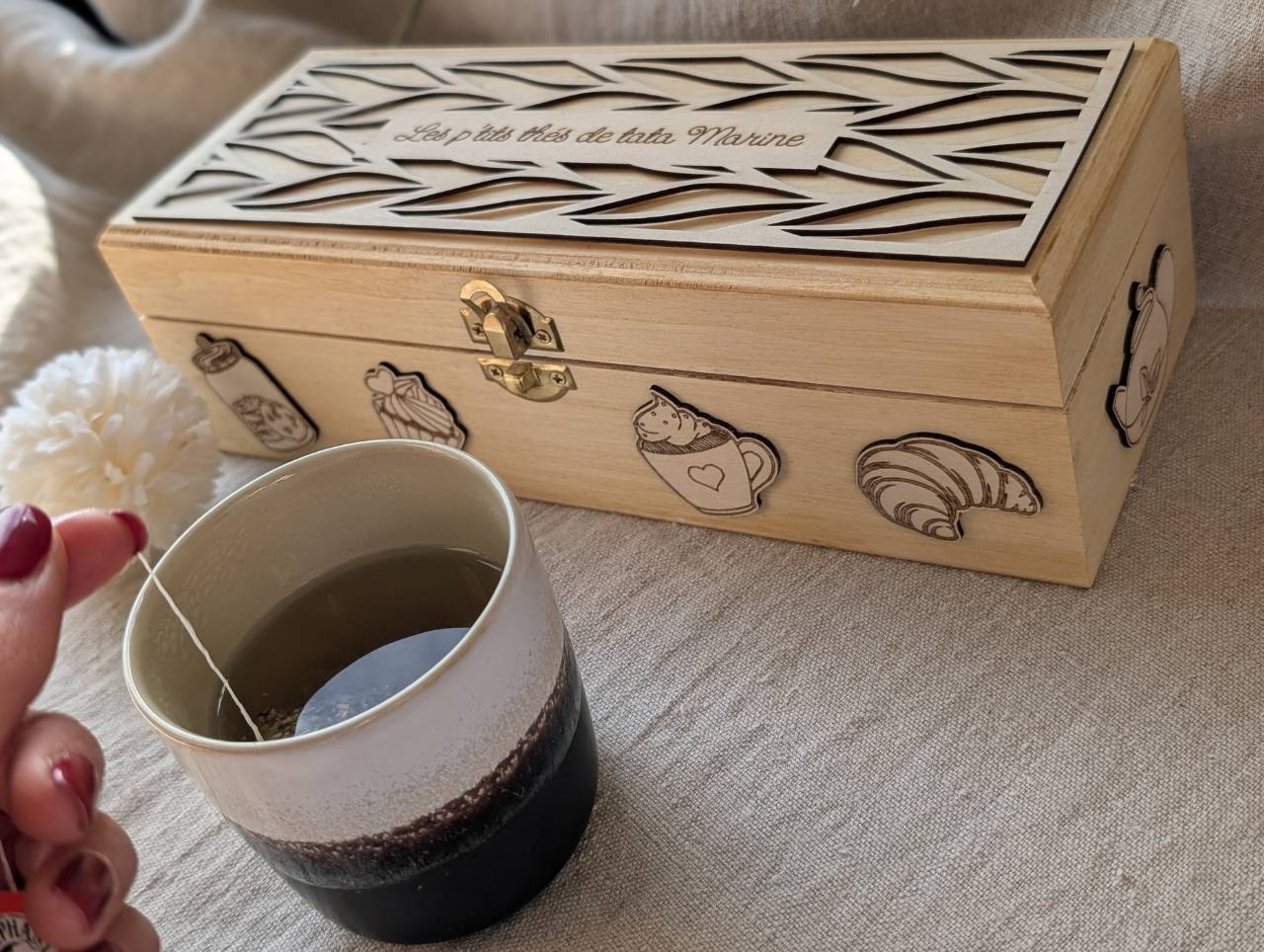 Boîte à thé bois personnalisée 4 compartiments gravure théière tasse croissant artisanale