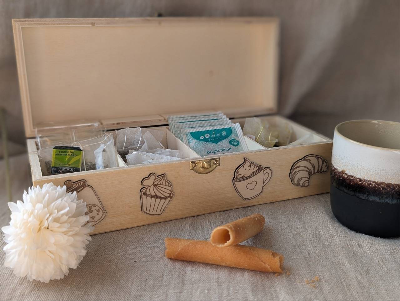 Détail gravure laser théière croissant cupcake boîte à thé personnalisée artesama