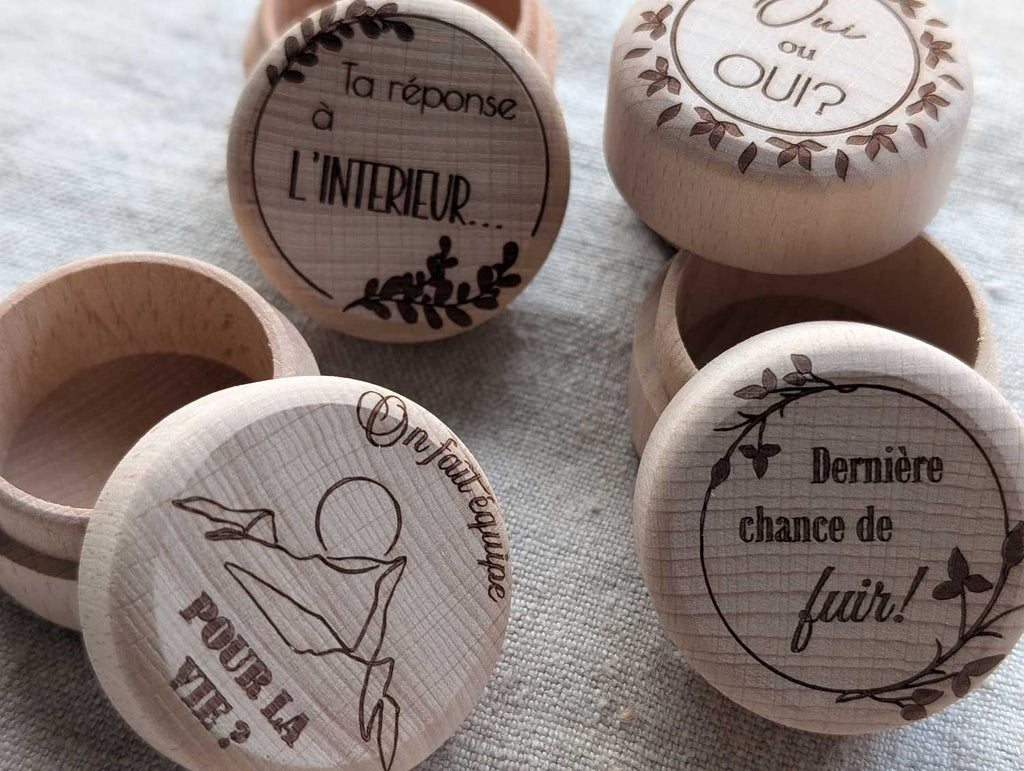 Quatre boîtes à OUI en bois ouvertes, couvercles gravés pour demande en mariage