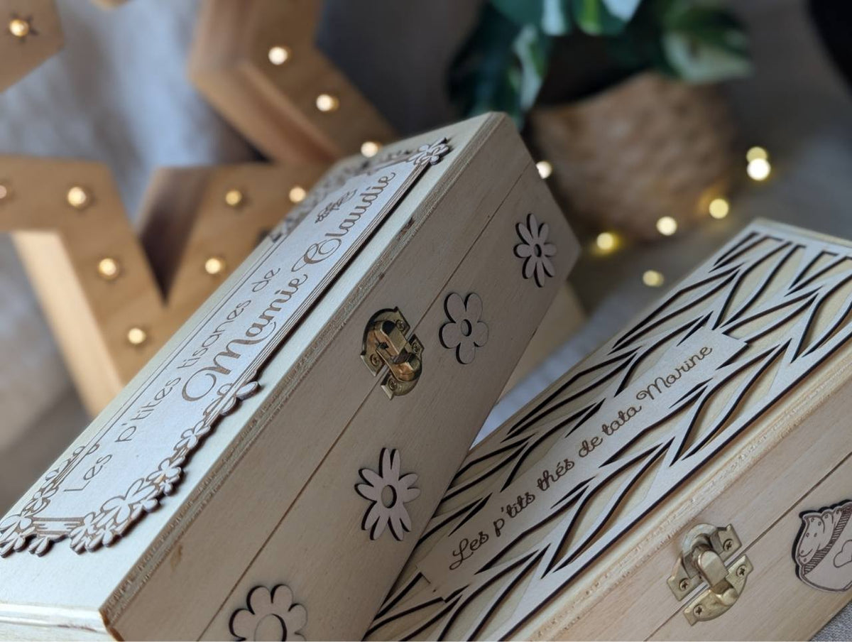 Deux boîtes à thé en bois décor Thé & gourmandises, feuillage gravé sur le couvercle et douceurs sur les côtés