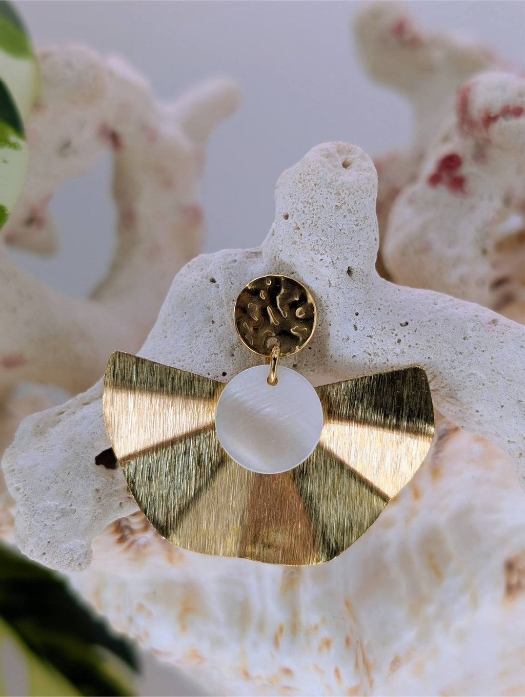 boucle d'oreille en acier inoxydable doré. Eventail doré et perle de nacre plate