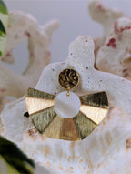 boucle d'oreille en acier inoxydable doré. Eventail doré et perle de nacre plate