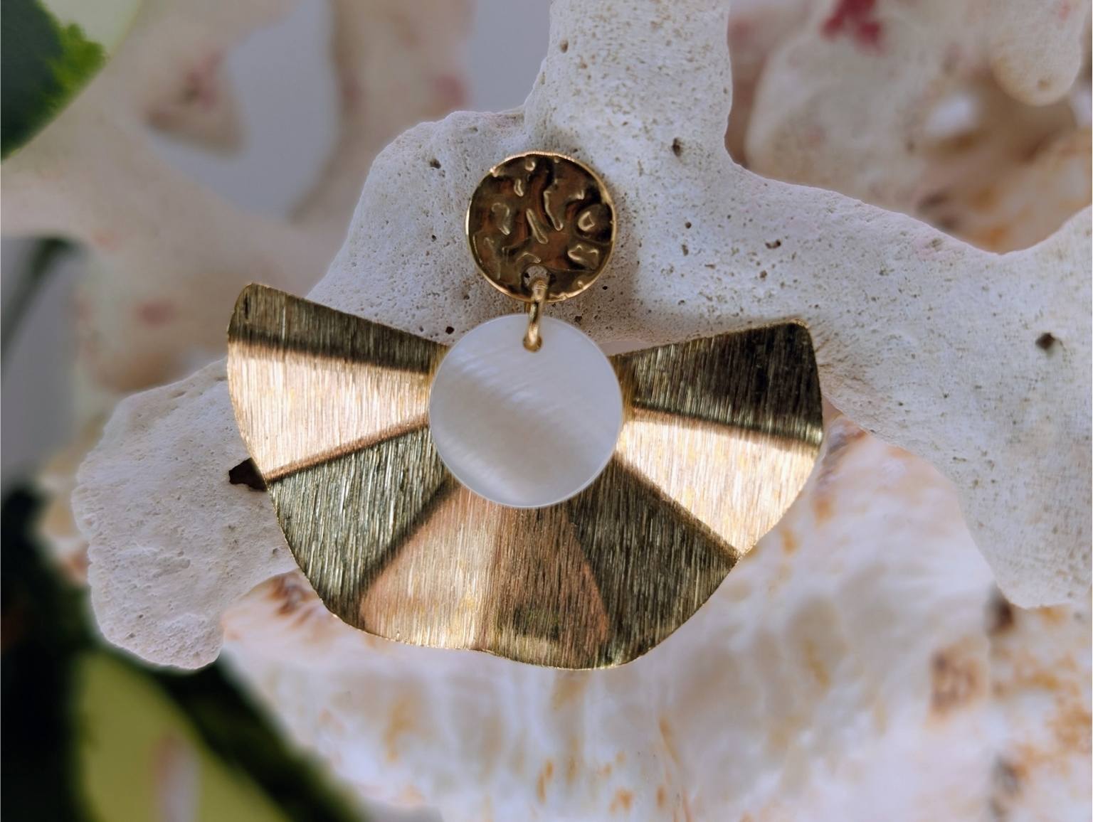 boucle d'oreille en acier inoxydable doré. Eventail doré et perle de nacre plate