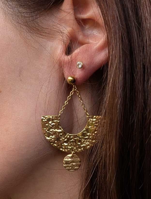 Paire de boucles d'oreilles demi-lune acier inox doré martelé et médaillon rond texturé — Artesama