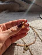 Petite étoile dorée suspendue aux boucles d’oreilles en acier inox doré, lumineuse et délicate