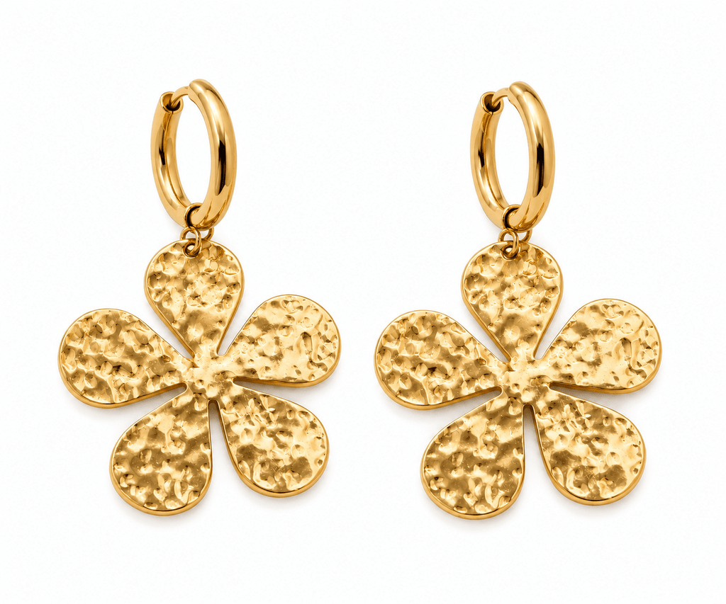 boucles d'oreille en acier inoxydable doré hypoallergénique fleurs martelées texturées présentées sur fond blanc