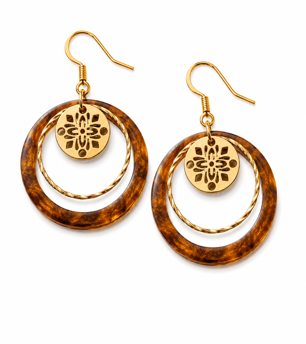 boucles d'oreille caramel marbré et fleur dorée acier inoxydable présentées sur fond blanc