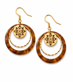 boucles d'oreille caramel marbré et fleur dorée acier inoxydable présentées sur fond blanc
