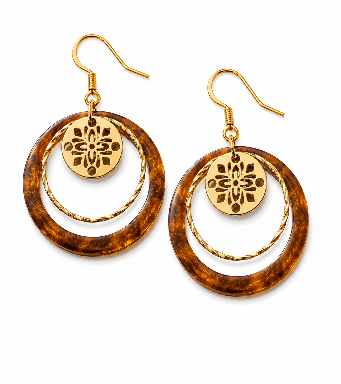 boucles d'oreille caramel marbré et fleur dorée acier inoxydable présentées sur fond blanc