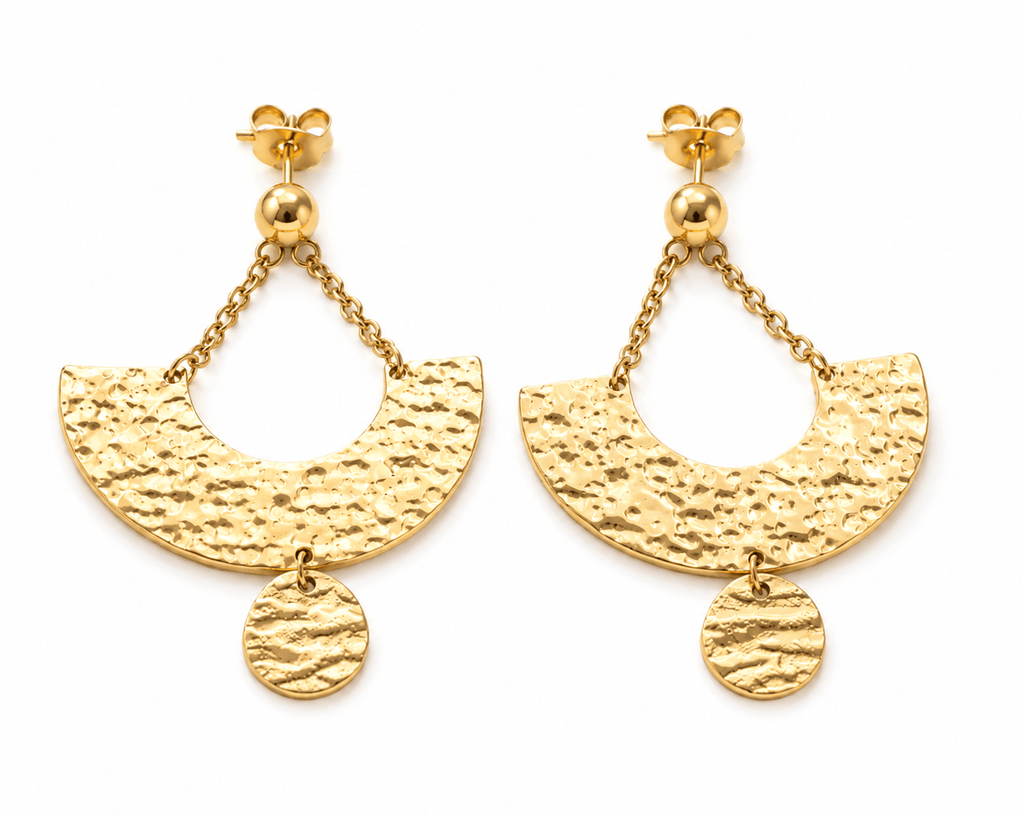 boucles d'oreille demi lune martelée suspendues à attache boule dorée présentées sur fond blanc