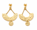 boucles d'oreille demi lune martelée suspendues à attache boule dorée présentées sur fond blanc