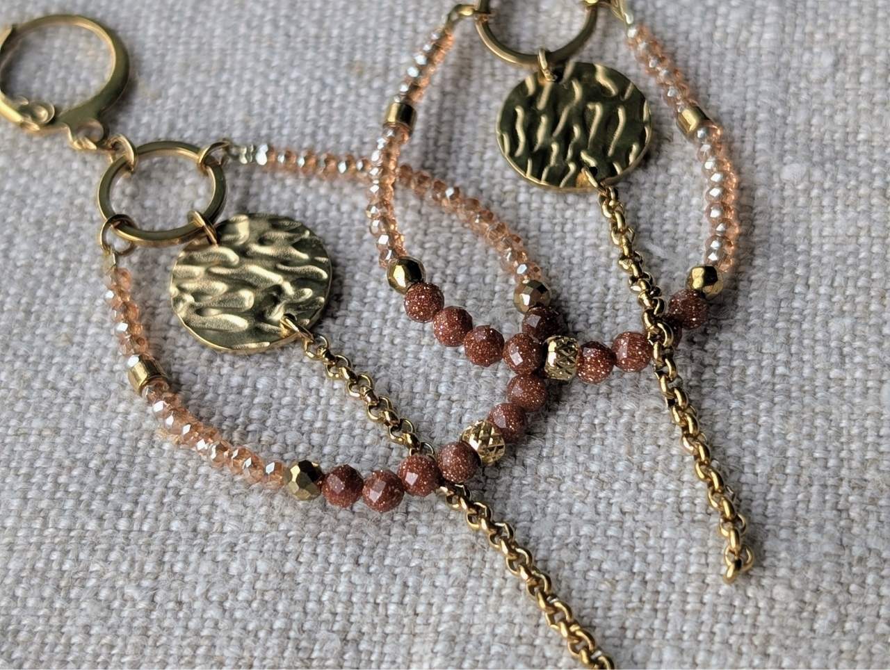 Boucles d’oreilles dormeuses femme avec perles terracotta et irisées, disque central texturé et fine chaîne, collection Éclat d’automne Artesama