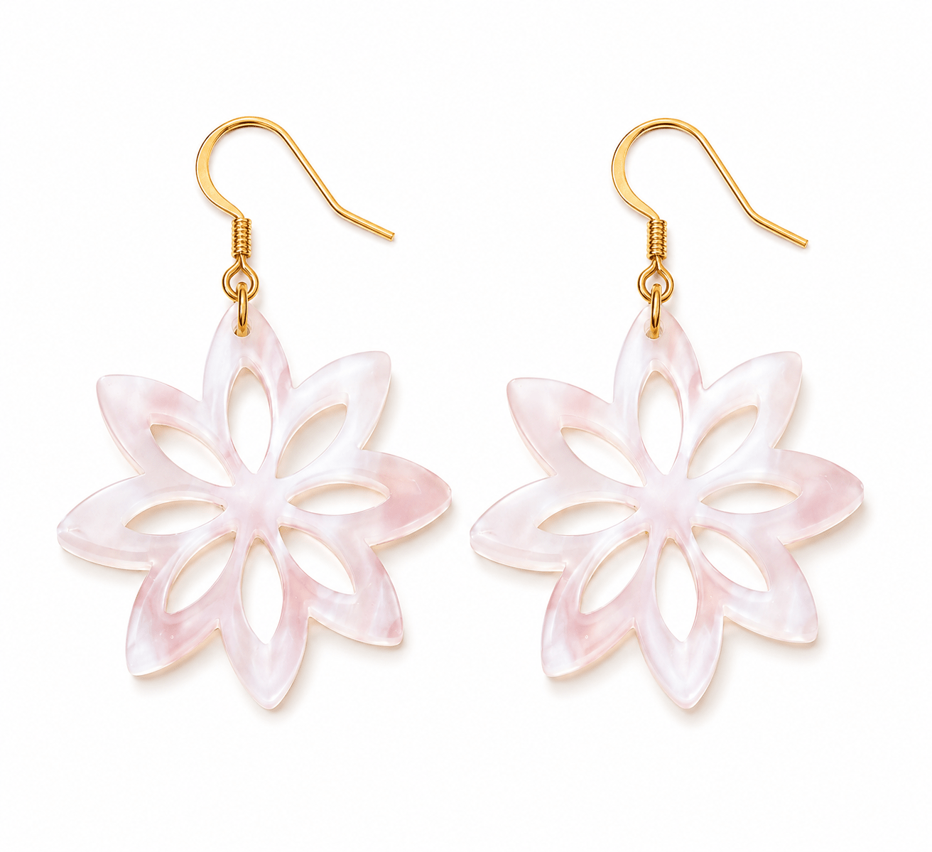 boucles acrylique couleur blanc nacré légèrement rosé en forme de fleur monté sur une boucle en acier inoxydable doré présenté sur fond blanc