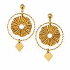 Boucles d'oreilles pendantes soleil doré cercle rayonnant avec charm losange rosé, acier hypoallergénique fond blanc