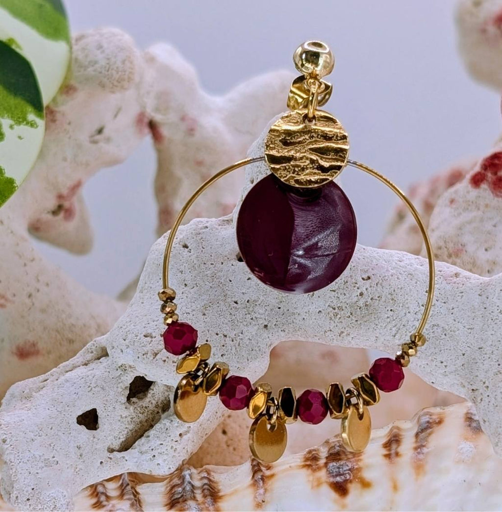 boucles d'oreille couleur grenat en acier inoxydable doré. Perles facettées  grenat et pampilles dorées.