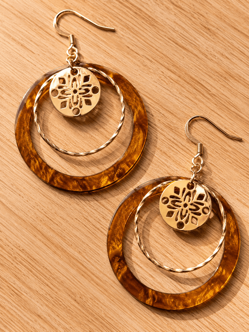 Paire de boucles d'oreilles dorées et acrylique écaille caramel, double cercle avec médaillon découpé motif floral, crochet doré