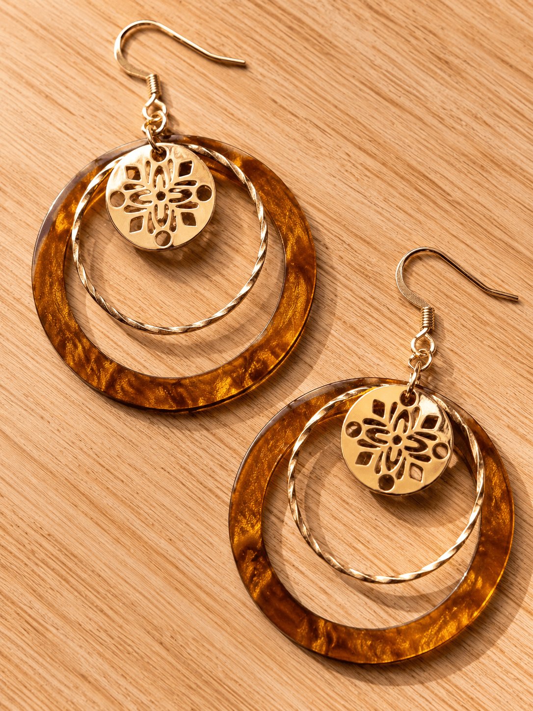 Paire de boucles d'oreilles dorées et acrylique écaille caramel, double cercle avec médaillon découpé motif floral, crochet doré