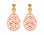 boucles acrylique rose tendre montées sur acier inoxydable doré présentées sur fond blanc