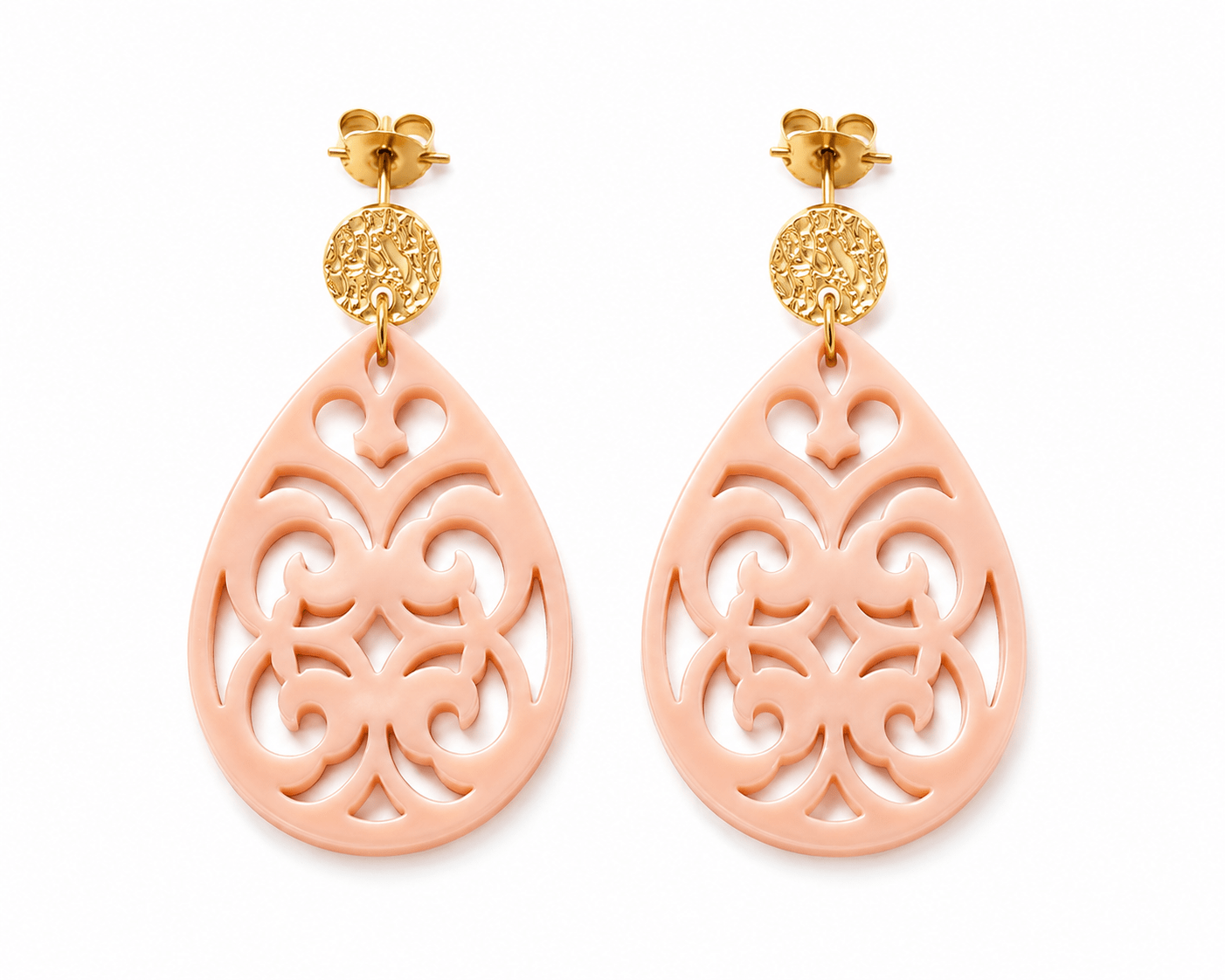 boucles acrylique rose tendre montées sur acier inoxydable doré présentées sur fond blanc