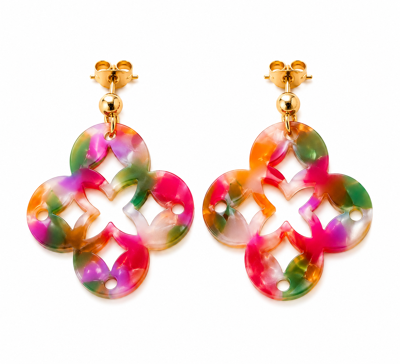 boucles d'oreille trèfle ajouré en acrylique rose vert violet orange monté sur une boucle boule en acier inox doré sur fond blanc