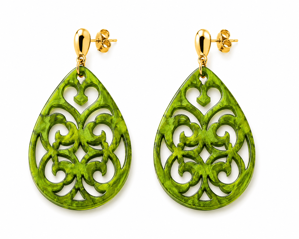 boucles en acrylique vert émeraude marbrées montées sur acier inox doré présentées sur fond blanc