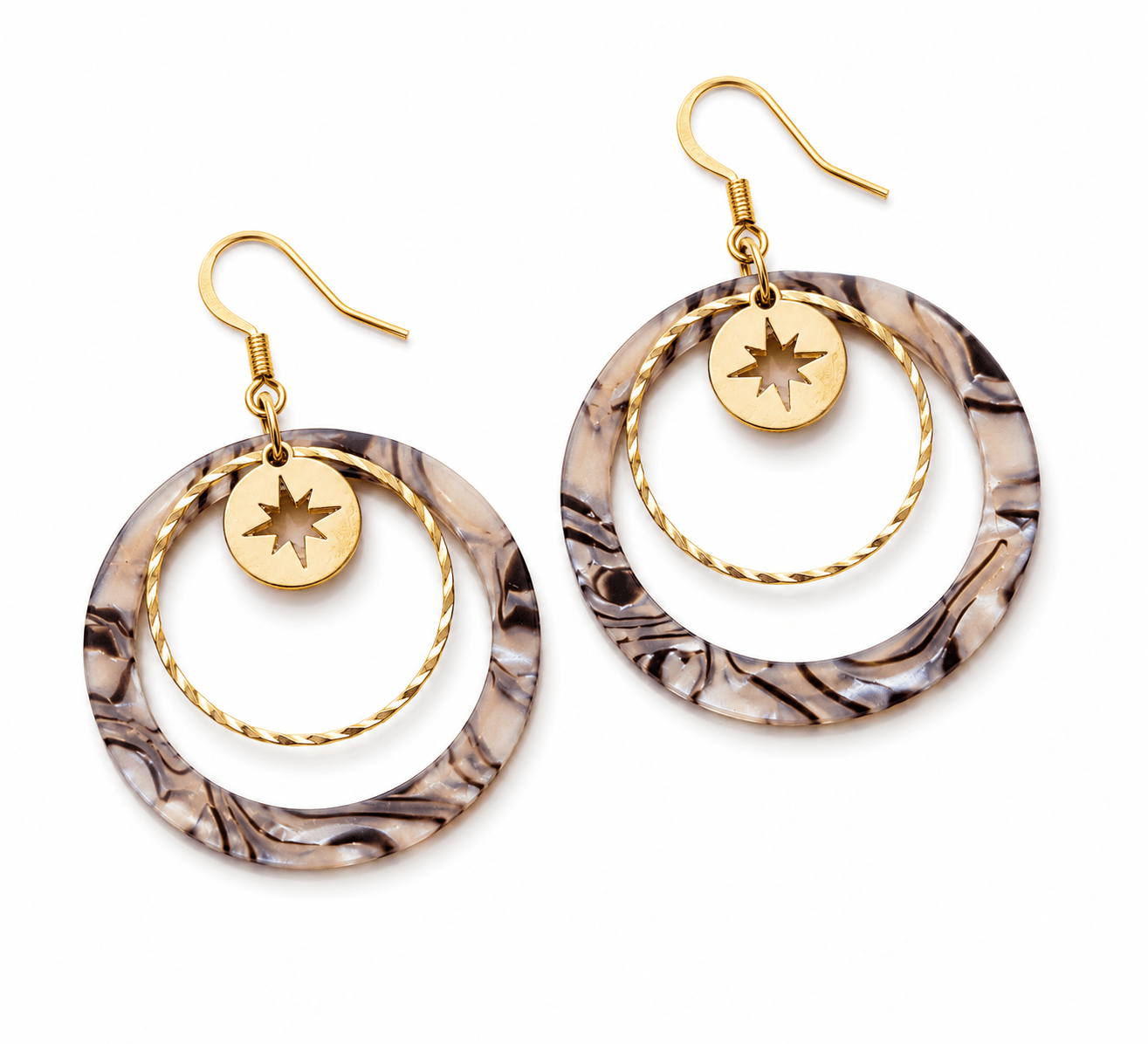 boucles d'oreille acrylique zébré et étoile polaire acier inoxydable doré présenté sur fond blanc