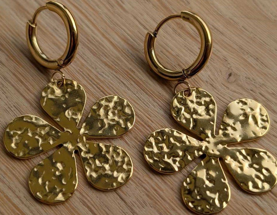 Paire de boucles d'oreilles créole dorée pendentif grande fleur acier inoxydable doré martelé — Artesama