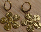 Paire de boucles d'oreilles créole dorée pendentif grande fleur acier inoxydable doré martelé — Artesama