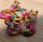 détail trèfle coloré nacré boucles d'oreilles hypoallergéniques