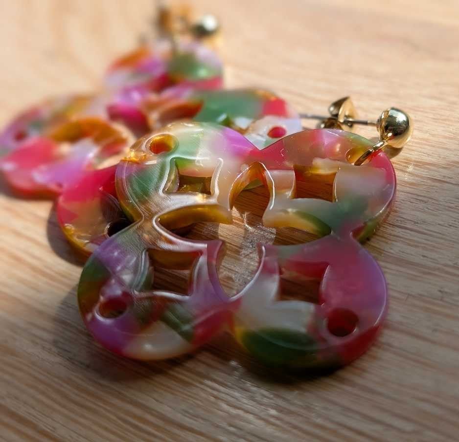 détail trèfle coloré nacré boucles d'oreilles hypoallergéniques