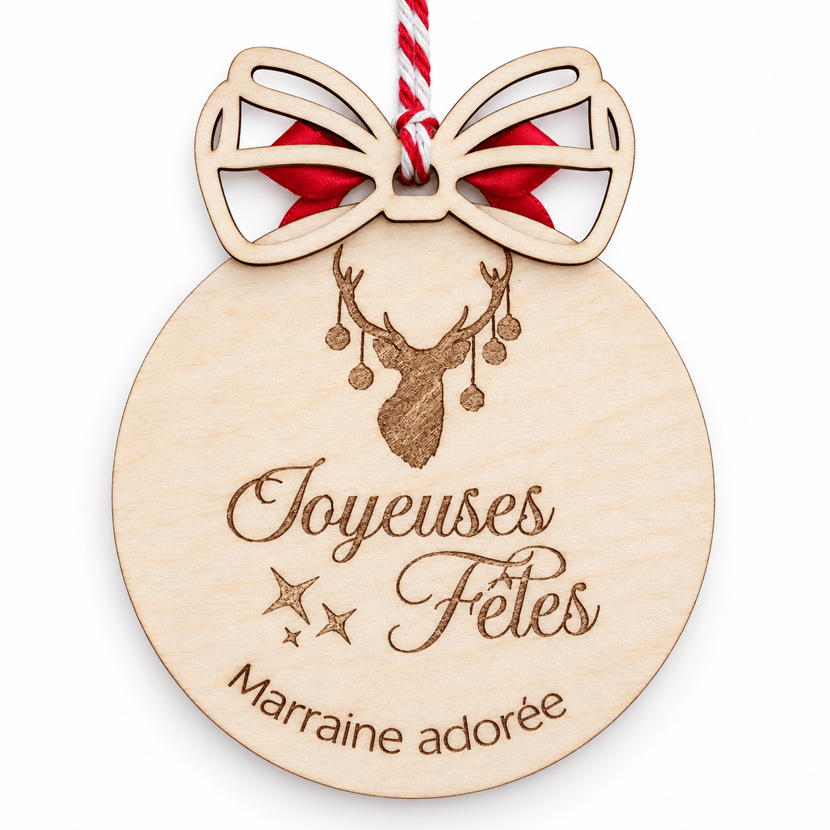 Boule de Noël en bois à nœud 3D, modèle élan « Joyeuses Fêtes », texte personnalisé « Marraine adorée », sur fond blanc