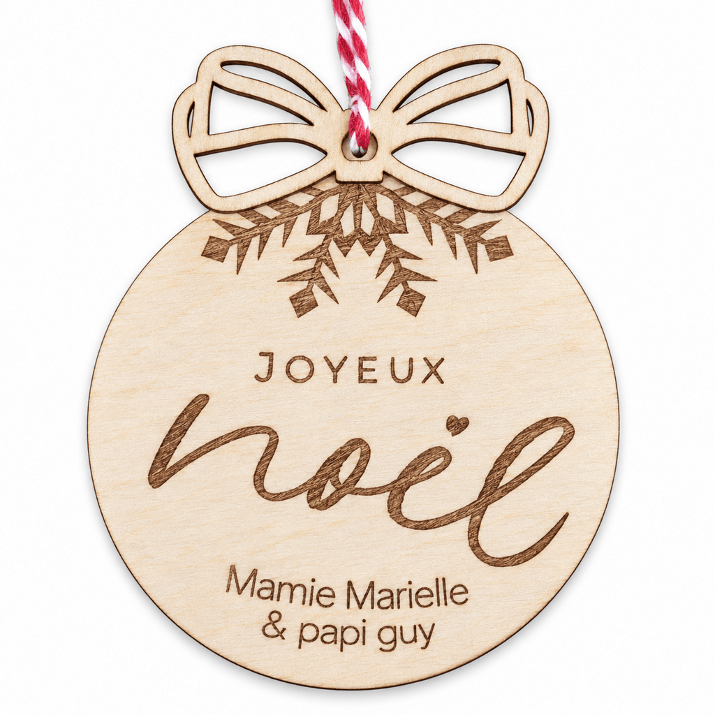 Boule de Noël en bois à nœud 3D, modèle flocon « Joyeux Noël », texte personnalisé « Mamie Marielle & papi Guy », sur fond blanc
