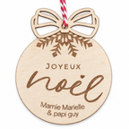 Boule de Noël en bois à nœud 3D, modèle flocon « Joyeux Noël », texte personnalisé « Mamie Marielle & papi Guy », sur fond blanc