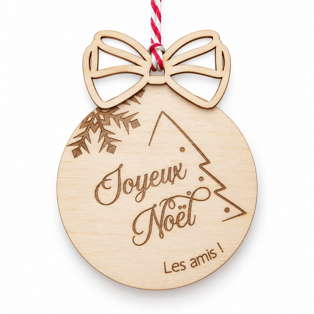 Boule de Noël en bois à nœud 3D, modèle sapin « Joyeux Noël », texte personnalisé « Les amis ! », sur fond blanc