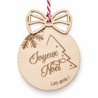 Boule de Noël en bois à nœud 3D, modèle sapin « Joyeux Noël », texte personnalisé « Les amis ! », sur fond blanc