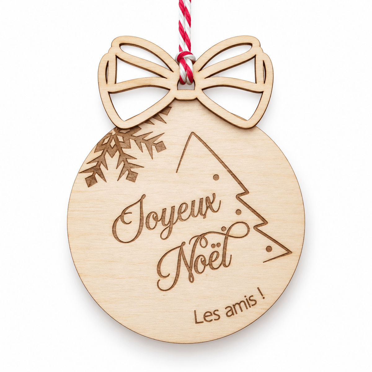Boule de Noël en bois à nœud 3D, modèle sapin « Joyeux Noël », texte personnalisé « Les amis ! », sur fond blanc