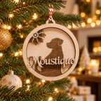 Boule de Noël ronde en bois avec silhouette de chien et prénom Moustique, suspendue dans le sapin