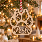 Boule de Noël patte de chat en bois gravée au prénom Perle, suspendue dans le sapin illuminé