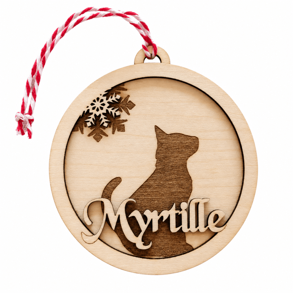 Boule de Noël ronde en bois multicouche avec silhouette de chat en relief et prénom gravé, sur fond blanc