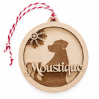 Boule de Noël ronde en bois multicouche avec silhouette de chien en relief et prénom gravé, sur fond blanc