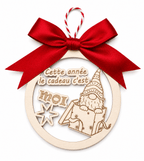 Boule de Noël en bois gravée laser "Cette année le cadeau c'est moi" gnome nœud satin rouge — Artesama