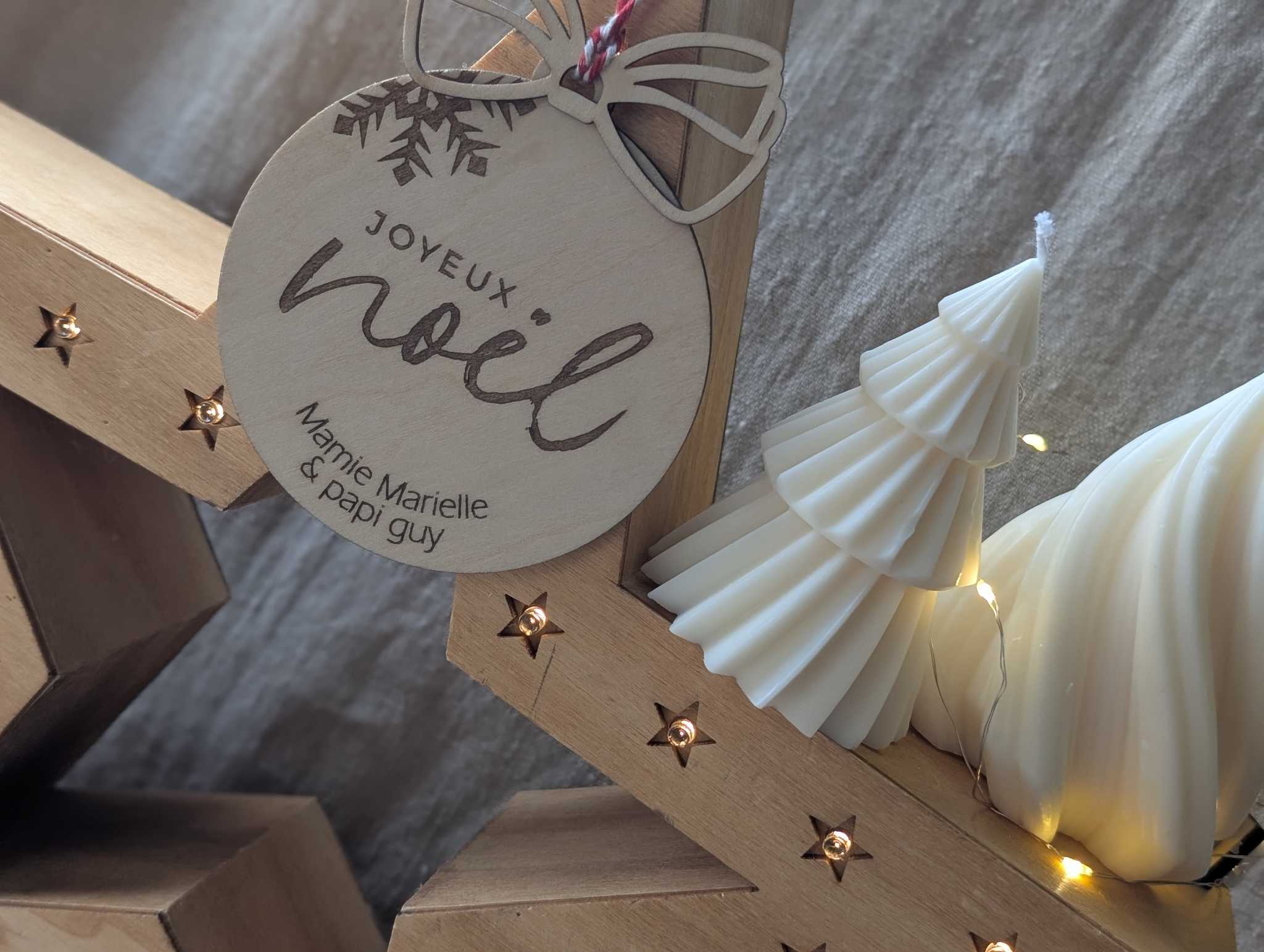 Boule Noël bois personnalisée flocon joyeux noël gravure texte mamie papi nœud ajouré suspension sapin
