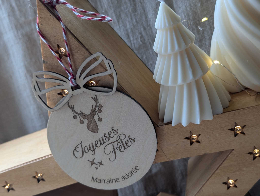 Boule de Noël bois personnalisée élan joyeuses fêtes gravure texte marraine nœud ajouré décoration sapin