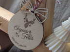 Boule de Noël bois personnalisée élan joyeuses fêtes gravure texte marraine nœud ajouré décoration sapin