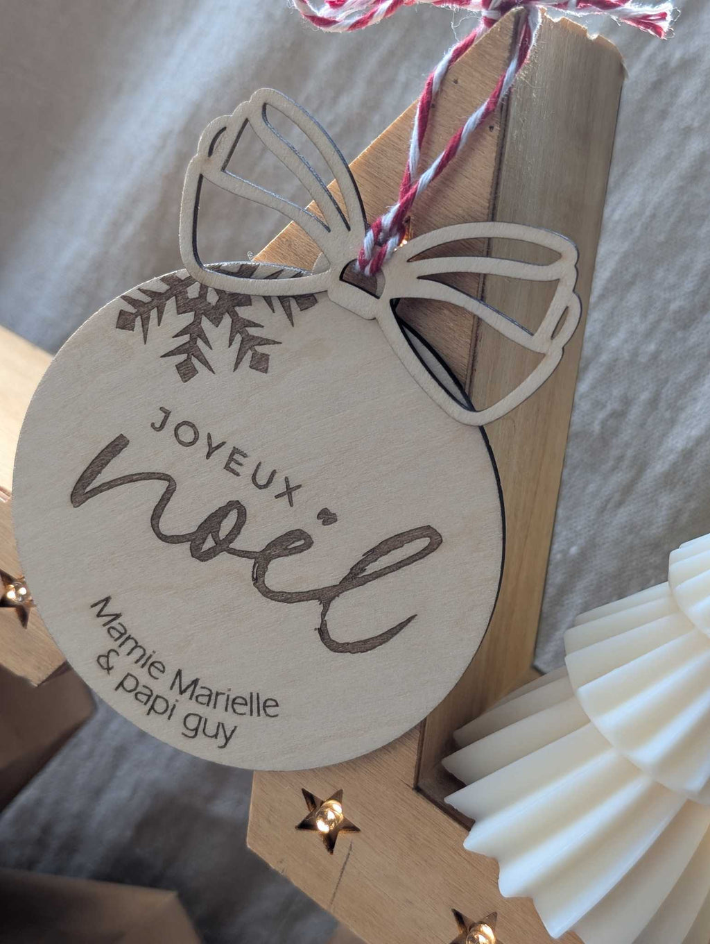 Boule Noël bois personnalisée flocon joyeux noël gravure texte mamie papi nœud ajouré suspension sapin